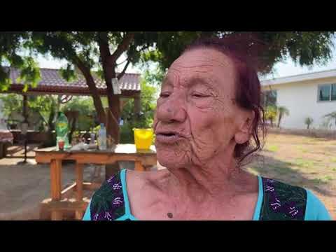 La Gilbertona haciendo corajes por un cochi