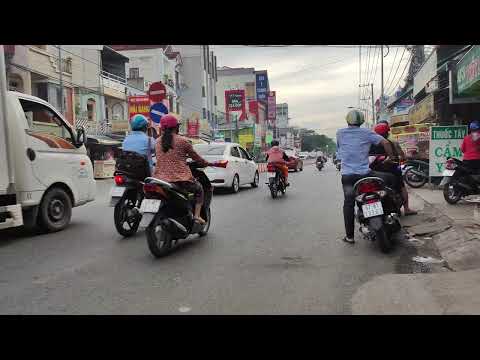 Natural life at Phu Hoa market in rural Viet Nam - No commentary