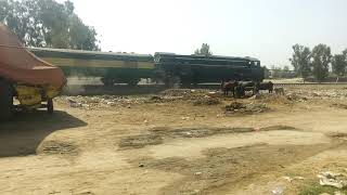 preview picture of video 'Fareed Express At Rasool pur'