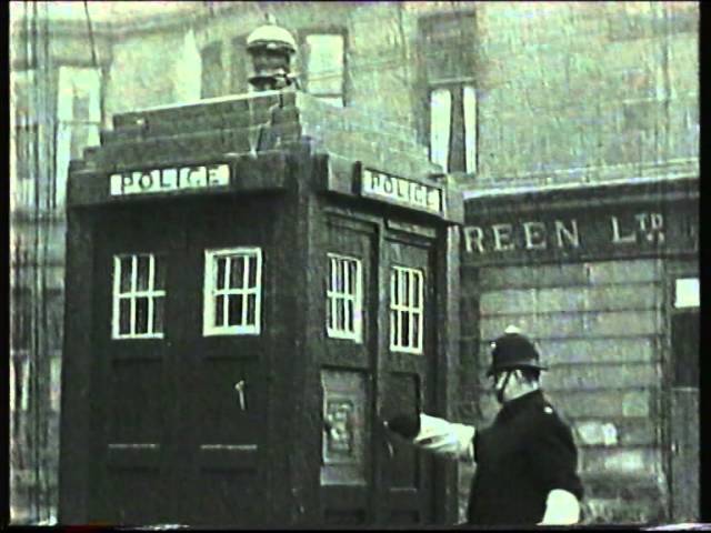 Vídeo relacionado con DR Doctor Who Police Box Tardis Time Machine Enamel Keyring