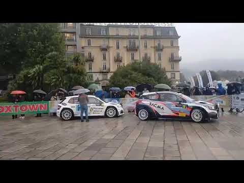 SOTTO LA PIOGGIA IL VIA AL RALLY ACI COMO IN PIAZZA CAVOUR: LE PRIME VETTURE A SALIRE SUL PALCO