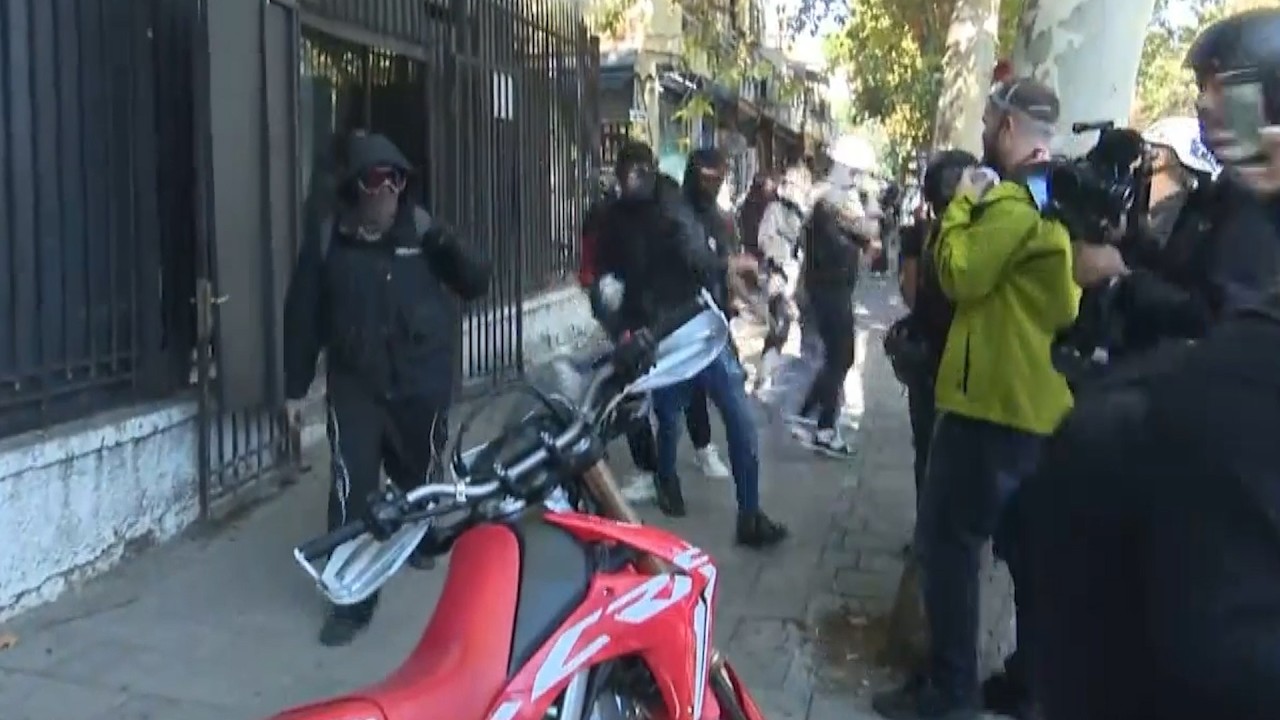 Dita e 7-të e protestës/ Protestues të maskuar sulmojnë Gjykatën e Apelit, disa të shoqëruar