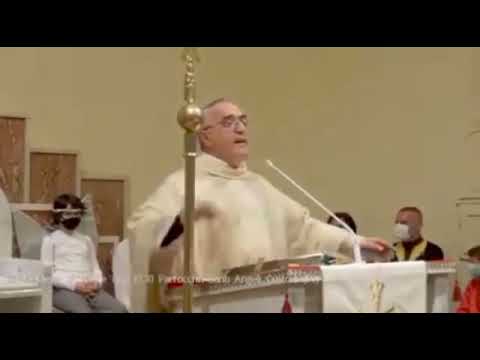 Messa di Natale, il prete invita i fedeli a bere vino