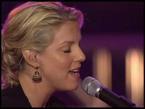 Nicole Nordeman: "Holy" (34th Dove Awards)