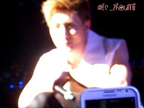 130602 Super Show 5 in Jakarta - ZhouMi took fan polaroid