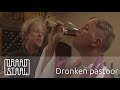 De pastoor "proeft" wijn bij zijn wijnmannetje | Draadstaal