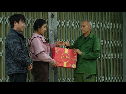 Springtime joy with traditional games | Phu and May bring New Year wishes to the landowner