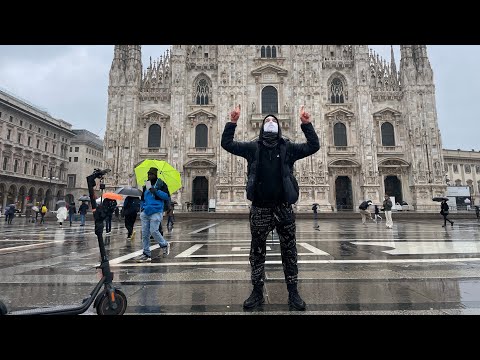 Allenamento sotto la pioggia: 100 pushups e 100 squat in 5 minuti in Piazza Duomo