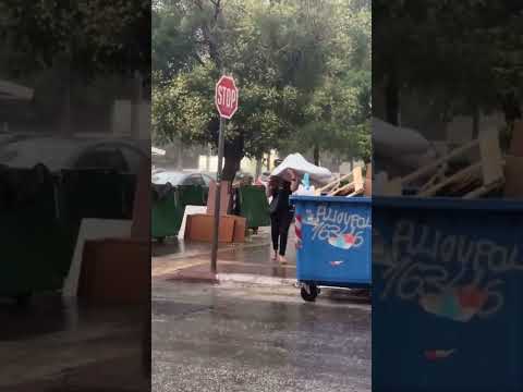 Όταν πιάνει ξαφνικά βροχή κατακαλόκαιρο