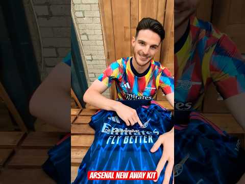 The boys unveil the new Arsenal away kit🔵