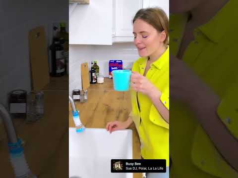 😎She knows how to defend 🎧 "Sue Dj, Polar  - Busy Bee” on Spotify (link in the comments)#shorts