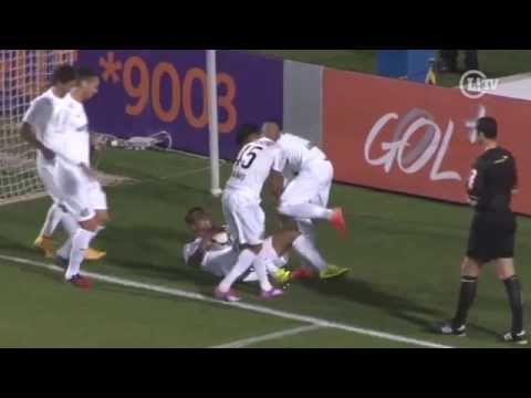 Parto normal? David Braz comemora gol de forma inusitada