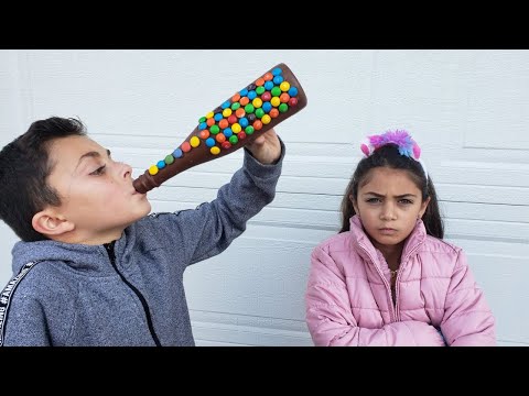 Hadil spielt Verkäuferin von Süßigkeitenflaschen.