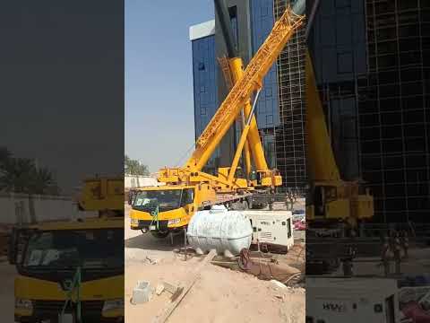 كرين أثناء التشغيل في الموقع