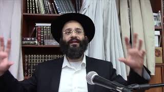 לשון הרע הורגת שלושה (הרב אלחנן משה נחמנסון) - התמונה מוצגת ישירות מתוך אתר האינטרנט יוטיוב. זכויות היוצרים בתמונה שייכות ליוצרה. קישור קרדיט למקור התוכן נמצא בתוך דף הסרטון