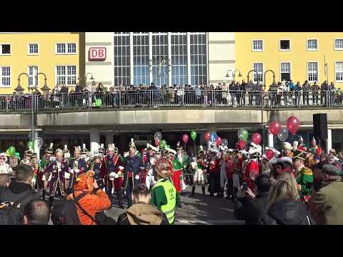 Rosenmontagsumzug der Foaset in Fulda 2025 - Zugstart am Bahnhof mit "Ich bin in Fulda verliebt"
