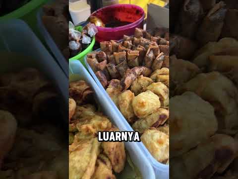 Gorengan selalu jadi pilihan tepat, mulai dari bakwan, tahu isi, sampai cireng! Cocok banget buat ngemil santai 😋✨