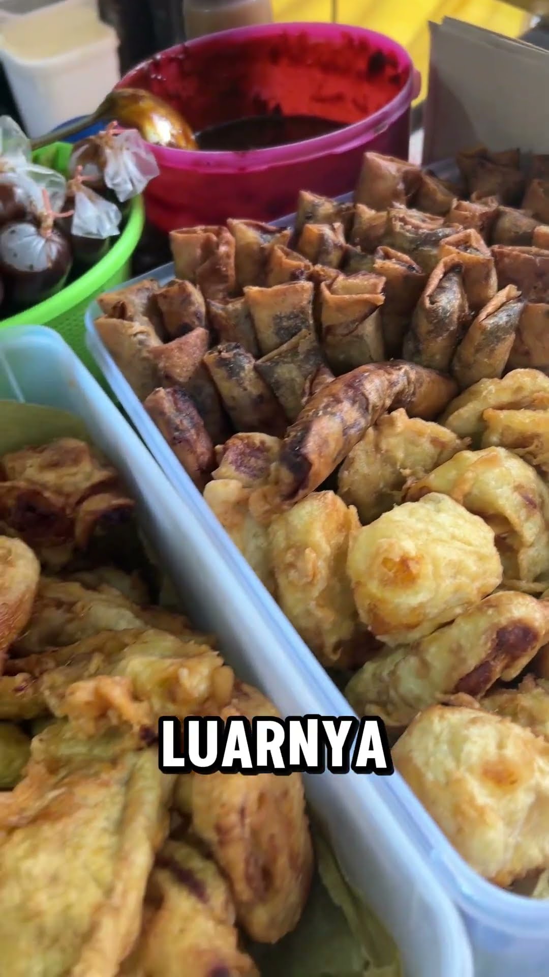 Gorengan selalu jadi pilihan tepat, mulai dari bakwan, tahu isi, sampai cireng! Cocok banget buat ngemil santai 😋✨