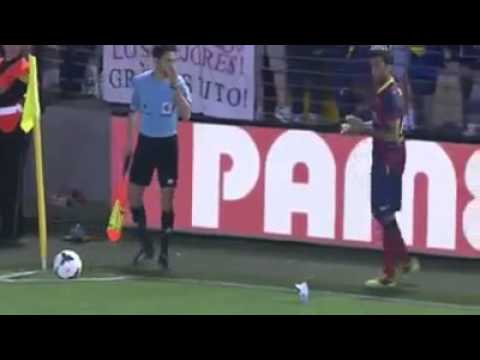 Dani  Alavés se come la banana