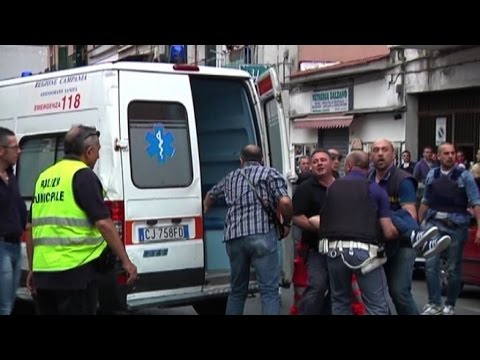 Napoli, spara da balcone e fa strage: 4 morti e 6 feriti