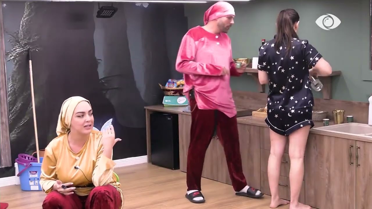Jam lodhur shumë/ Rozana- banorëve të shtëpisë së 7 xhuxhave: Kur të hyni më lini pushim