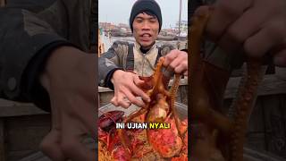 Download lagu Cowok Ini Makan Gurita dan Lobster Sebesar Kepala! Liat Endingnya#mukbang #makan #shorts mp3