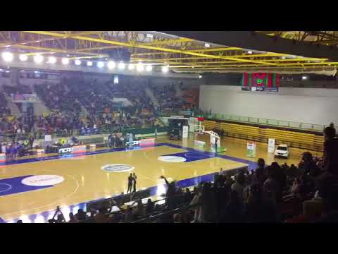 Celebración de la victoria del COB contra el Breogán