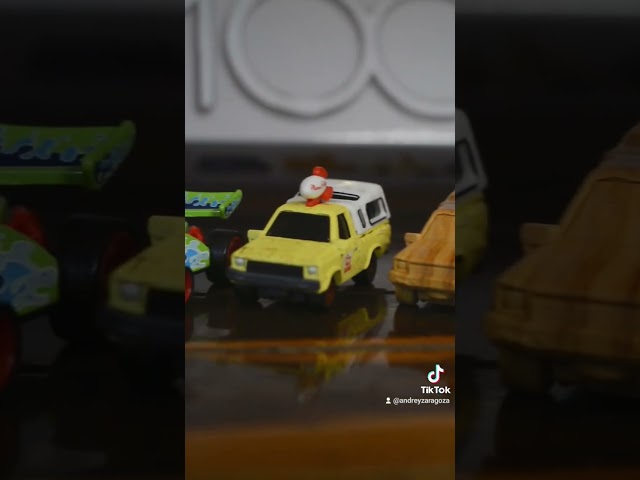 Vídeo relacionado con Hot Wheels Disney 100 Aniversario Pack Coches de Juguete temáticos, +3 años (Mattel HKF06)