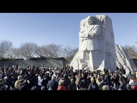 شاهد الآلاف يشاركون في تكريم مارتن لوثر كينغ في الذكرى الـ94 لولادته