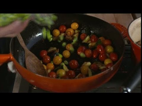 Mitt kök lagar matdinkelsallad med kräftstjärtar - TV4