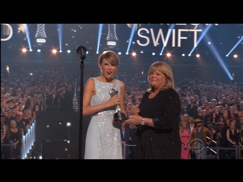 Taylor Swift's Mother Provokes Emotional Moment at ACMs