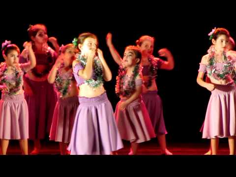 Eduarda apresentaçao do grupo de folclore - "Hawaii" - Dezembro 2011