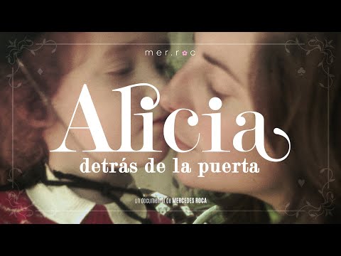 Alicia detrás de la puerta