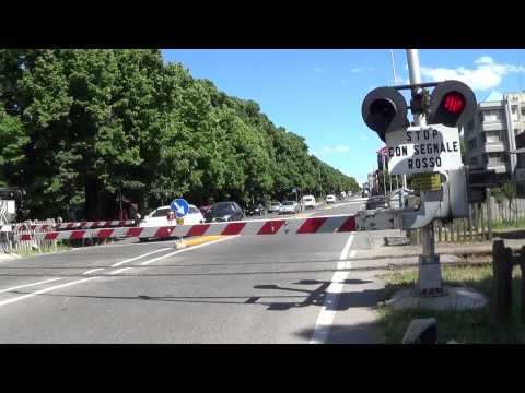 Passaggio a livello con semibarriere di via Guglielmo Oberdan in HD - Faenza // Level Crossing