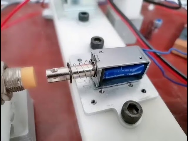 Vídeo relacionado con Heschen Electroimán solenoide HS-0730B DC24V 500mA 5N 10mm Carrera Tipo Push Pull Marco abierto