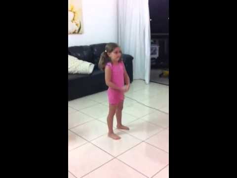 Nina dançando Xbox 