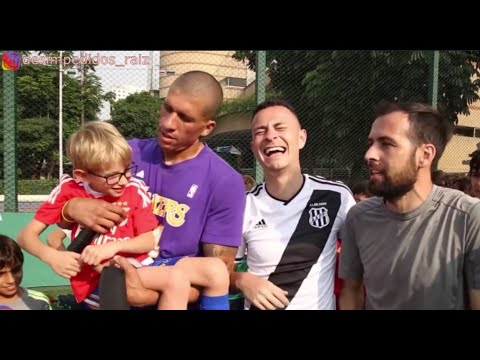 O dia que o Ninja fez um gol olímpico com uma criança no colo.