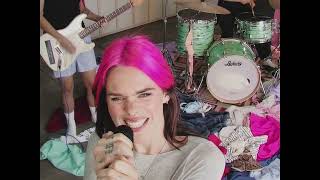 Video zu 'Better Undressed' ansehen