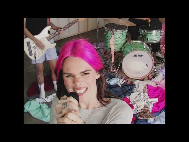 Video zu 'Better Undressed' ansehen