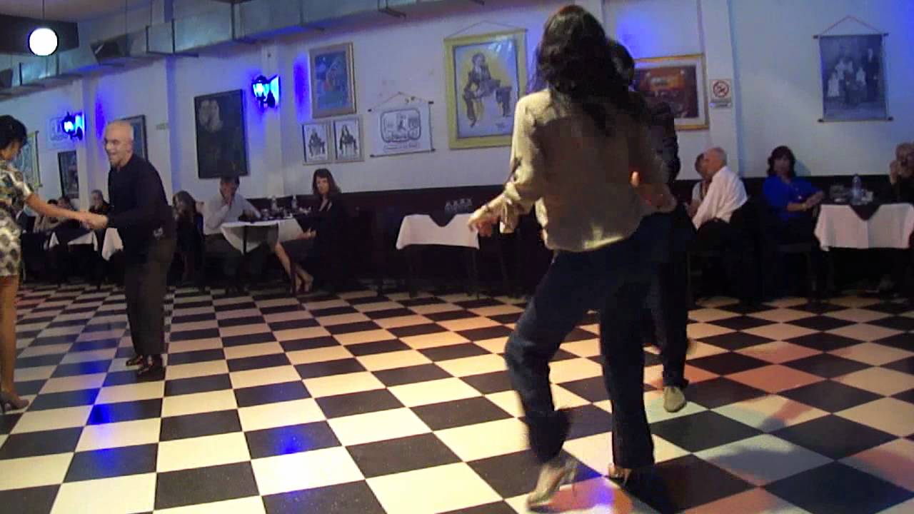 Migel Angel Zotto baila rock en el Sin Rumbo, de Julio Duplaa