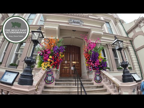 St  Helier - the hunt for flowers #jersey #walking #virtualwalk