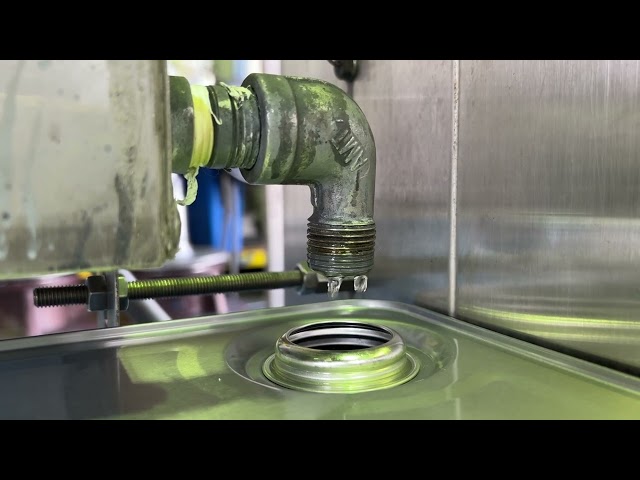 再生された溶剤がポタポタと落ちる様子/溶剤再生回収装置「ハルマスターII（流水式）」