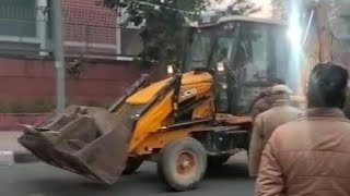 Download lagu सूरज निकलने से पहले ही भाजपा दफ़्तर के सामने बुलडोज़ हुए आशियाने, घर के 1 बुज़ुर्ग पहले से वेंटिलेटर पर mp3