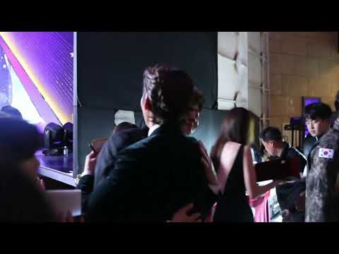 Lee Kwang Soo is hugging with Kim Woo Bin at backstage of the 40th blue dragon awards 2019