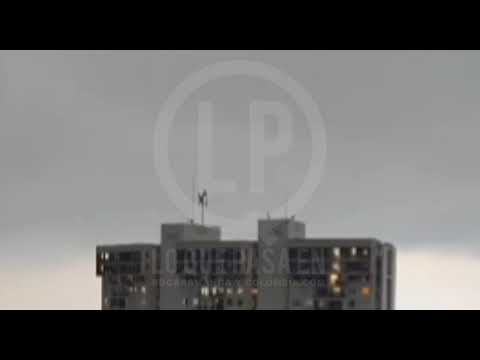 Impresionante, como cae rayo sobre un edificio en Bucaramanga ￼