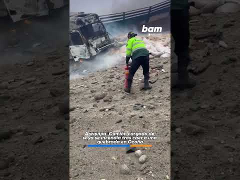 🔥🚛 #AREQUIPA. Camión cargado de soya se incendia tras caer a una quebrada en Ocoña