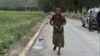 preview picture of video 'A Prostrating Monk on The Way to Ganzi, Eastern Tibetan Plateau'