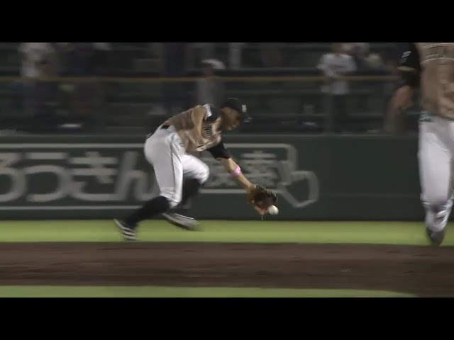 【4回裏】ファイターズ・田中賢 ライト前に抜けそうな打球に追い付き素早くさばく!! 2016/9/2 Bs-F
