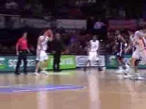 04 08-01-08 Ulebmatch BCO-Bologna - Green met rebound en ass