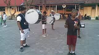 preview picture of video 'SMP Negeri 1 Tambakromo latihan marcing band 2010/2011'